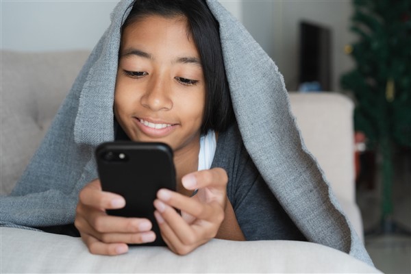 girl using social media